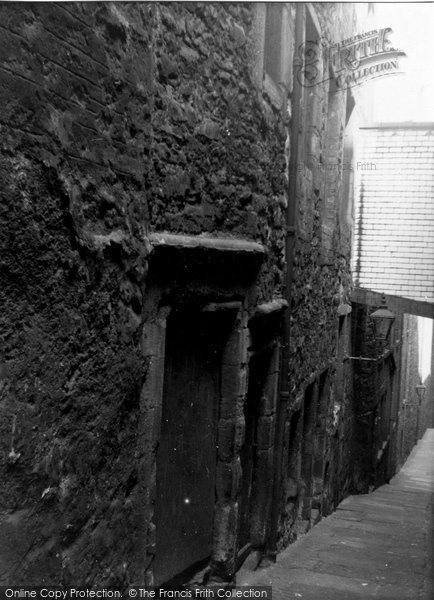 Photo of Edinburgh, North Gray's Close 1954