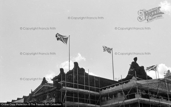 Photo of Edinburgh, Queen Victoria On The Royal Scottish Academy c.1960