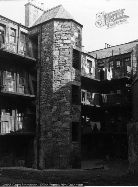 Photo of Edinburgh, Robertson's Court, Canongate 1954