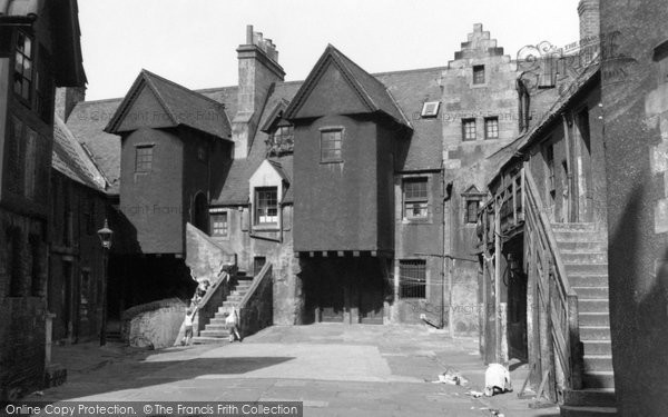 Photo of Edinburgh, White Horse Close, Canongate 1954