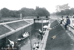 Bell Weir Lock 1907, Egham