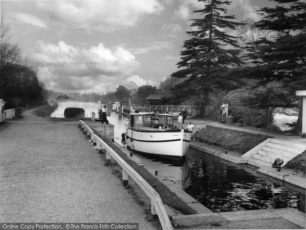 Photo of Egham, Bell Weir Lock c.1955