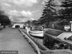 Bell Weir Lock c.1955, Egham