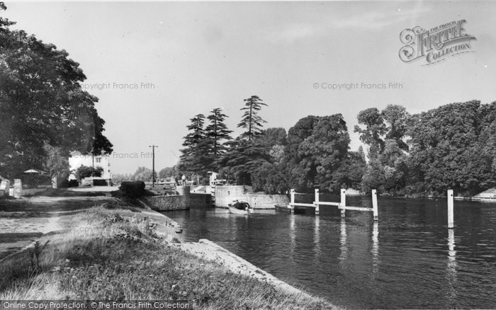 Photo of Egham, Bell Weir Lock c.1960