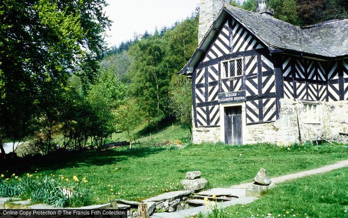 Photo of Eglwyseg Valley, Monor House At World's End c.1990