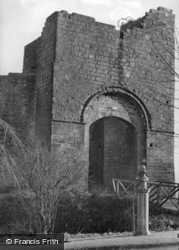 Castle Gateway c.1939, Egremont