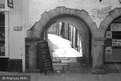 The Pend Leading To Shepherd's Close 2005, Elgin