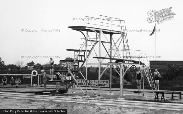 Photo of Ellesmere Port, Divers At Rivacre Baths, Overpool c.1935