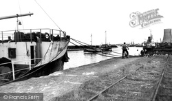 Manchester Ship Canal c.1955, Ellesmere Port