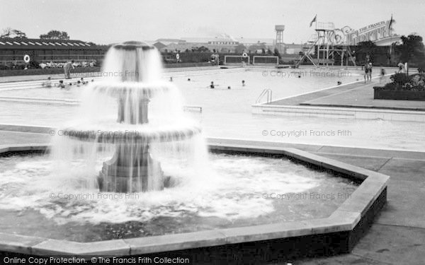 Photo of Ellesmere Port, Rivacre Baths, Overpool c.1935