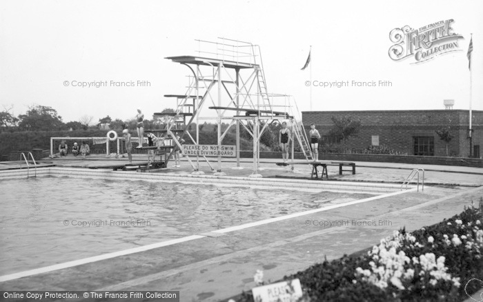 Photo of Ellesmere Port, Rivacre Baths, Overpool c.1935