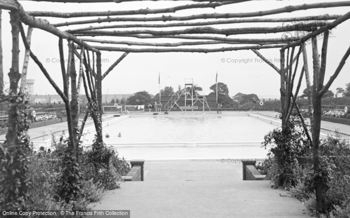 Photo of Ellesmere Port, Rivacre Baths, Overpool c.1935