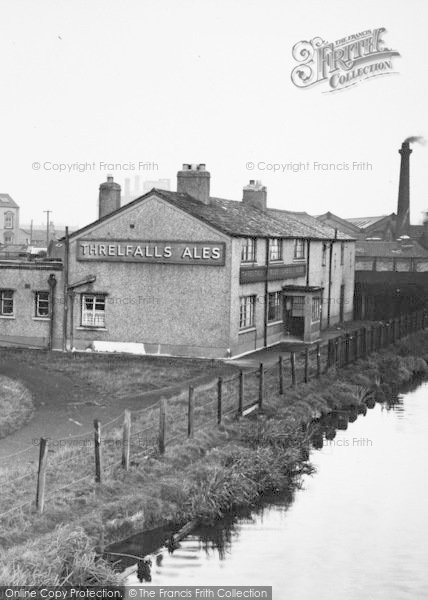 Photo of Ellesmere Port, Shropshire Union Canal, A Threlfalls Pub c.1955