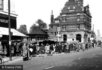 Enfield, the Market Square c1950