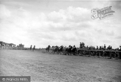 The Races c.1945, Epsom