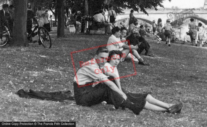Photo of Evesham, Couple By The River Avon c.1955