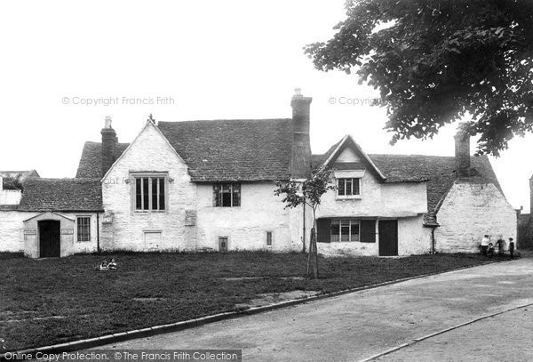 Photo of Evesham, Old Almonry 1910