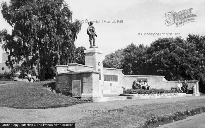 Photo of Evesham, War Memorial c.1965