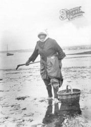 Cockle Woman At Work 1906, Exmouth