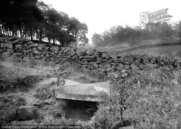 Photo of Eyam, Mompesson's Well 1919