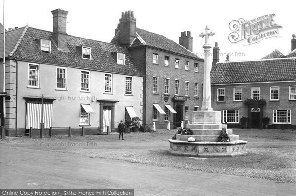 Photo of Fakenham, The War Memorial 1921