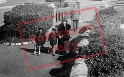 Promenading 1924, Falmouth