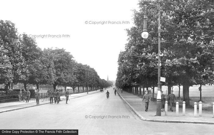 Photo of Farnborough, Queen's Avenue And Queen's Parade 1928