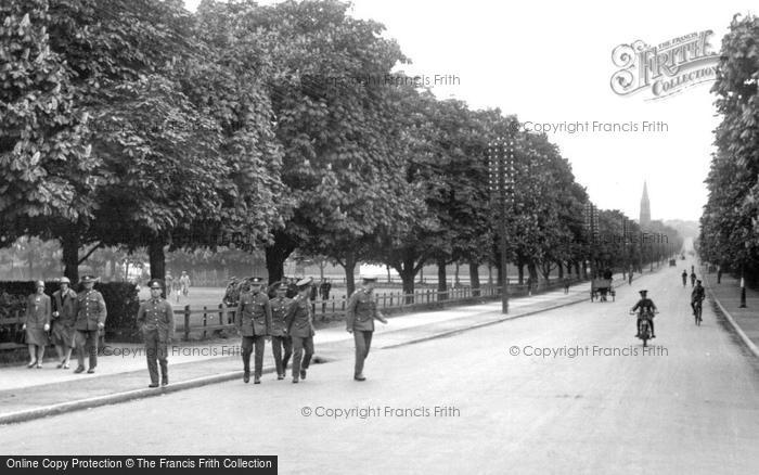 Photo of Farnborough, Queen's Avenue And Queen's Parade 1928