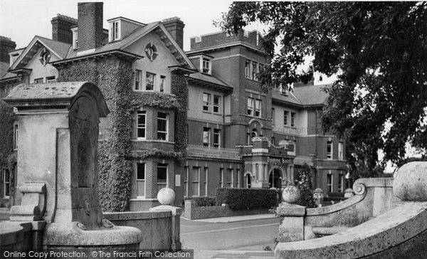 Photo of Farnborough, Queen's Hotel c.1955