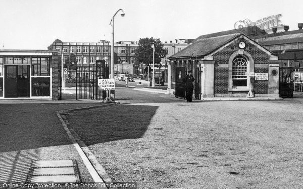 Photo of Farnborough, South Gate Rae c.1955