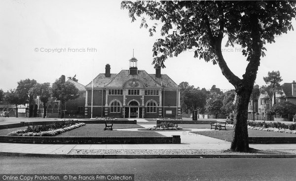 Photo of Farnborough, Town Hall Gardens c.1955