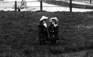 Sisters 1905, Farncombe