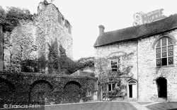 Castle Courtyard 1899, Farnham