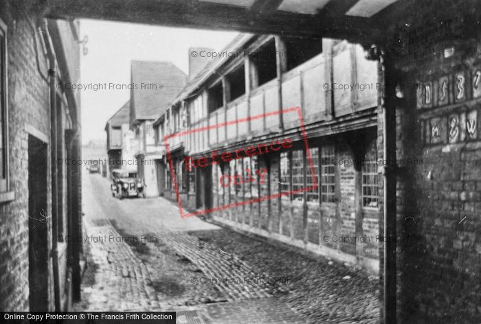 Photo of Farnham, Lion And Lamb Courtyard 1929