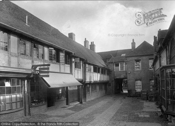 Photo of Farnham, Lion And Lamb Courtyard 1929