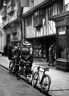 Men In Conversation 1932, Farnham