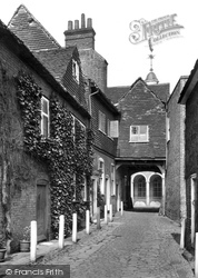Old Farnham 1932, Farnham