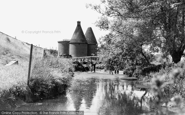 Photo of Farnham, Old Hop Kilns c.1955