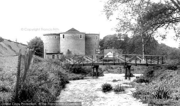 Photo of Farnham, Old Hop Kilns c.1960