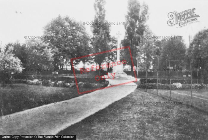 Photo of Farnham, War Memorial 1927