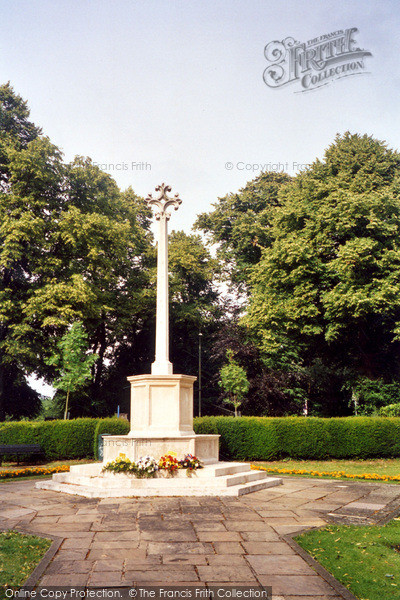 Photo of Farnham, War Memorial, Gostrey Meadow 2004