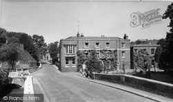 Farningham, the Lion Hotel c1955