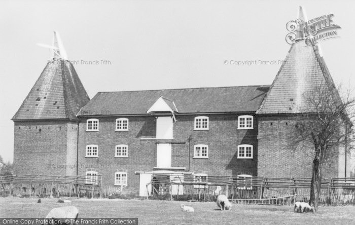 Photo of Faversham, Perry Court Farm Oast House c.1900