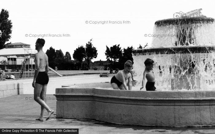 Photo of Finchley, Swimming Pool Fountain c.1955