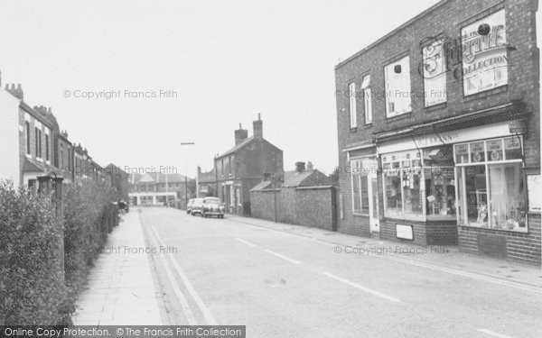 Photo of Finedon, Obelisk Road c.1960