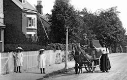 People In Station Road 1908, Fleet