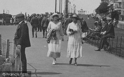 Fashionable Ladies 1918, Folkestone