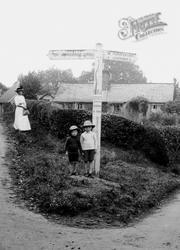 Children Under Signpost 1914, Frensham
