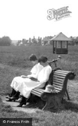 Frinton-on-Sea, Women Reading 1921, Frinton-on-Sea
