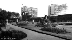 Pryors Bank Gardens And Bridge House c.1965, Fulham